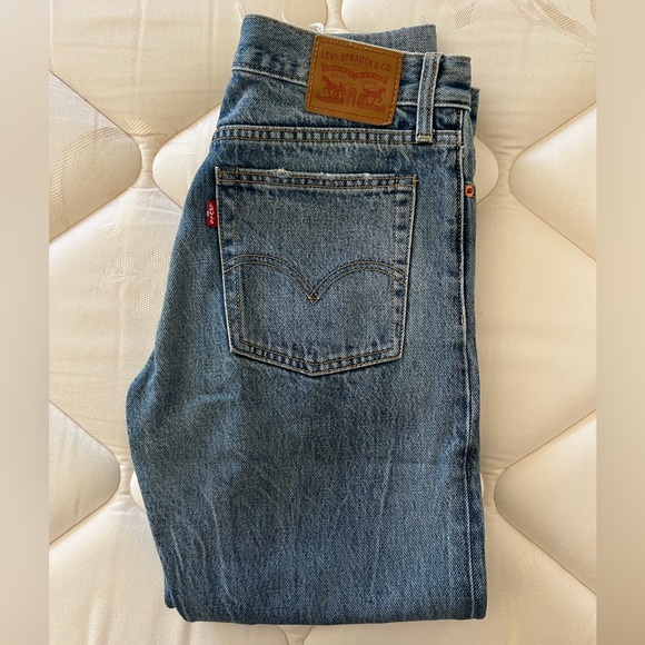 Levi’s Jeans - LIKE NEW - Picture 3 of 8